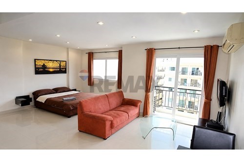 Comfort & Convenience: Park Lane Jomtien Condo