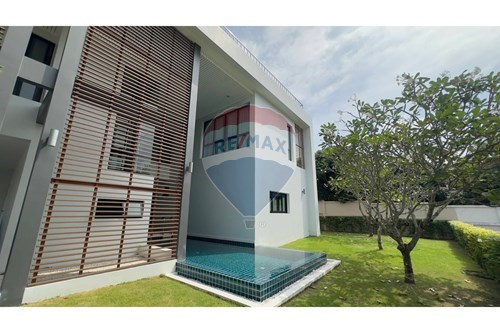 Luxury Seaside Villa: Modern 4-Bedroom Retreat