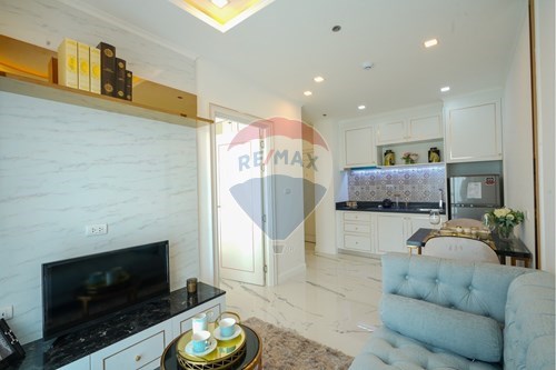 Beachfront Luxury: 1BR Condo in Pattaya photo