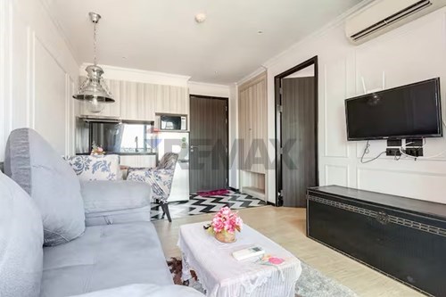 Beachside Elegance: Jomtien Condo, Reduced Price!
