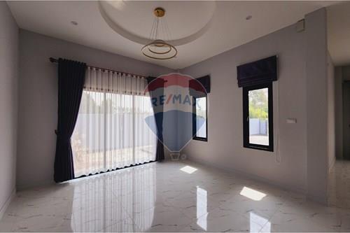 Spacious Home in Heart of Bang Lamung! photo