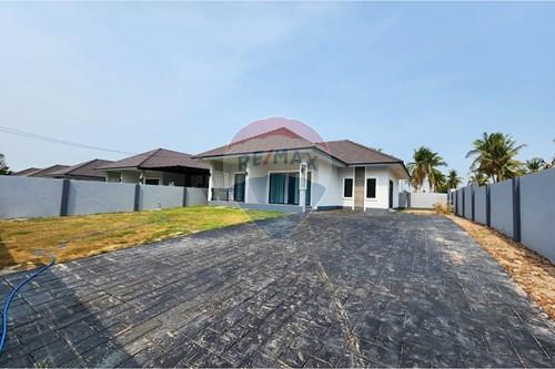 Spacious Home in Heart of Bang Lamung!