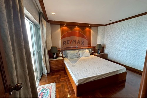 Beachfront 2BR Condo with Sea View photo