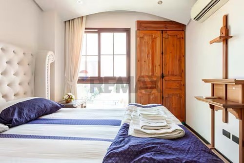 Beachside Elegance: Jomtien Condo, Reduced Price!