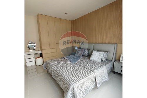 Discover Your Dream Townhouse in Bang Lamung photo