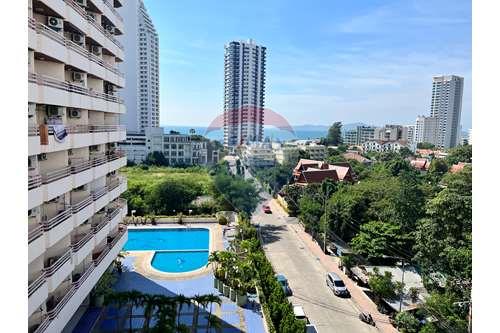 Stunning Seafront Condo in Pratumnak!