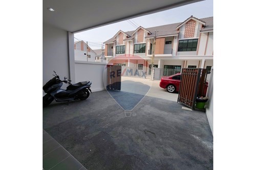Discover Your Dream Townhouse in Bang Lamung photo