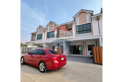 Discover Your Dream Townhouse in Bang Lamung photo