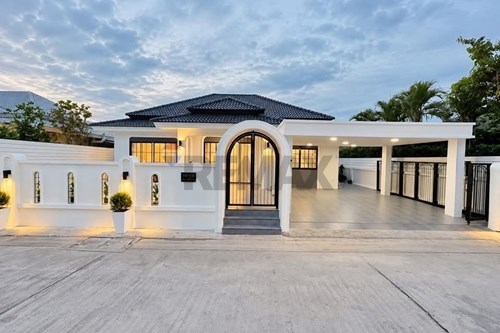 Luxury Home in Pattaya Tropical Village - For Sale — photo 1