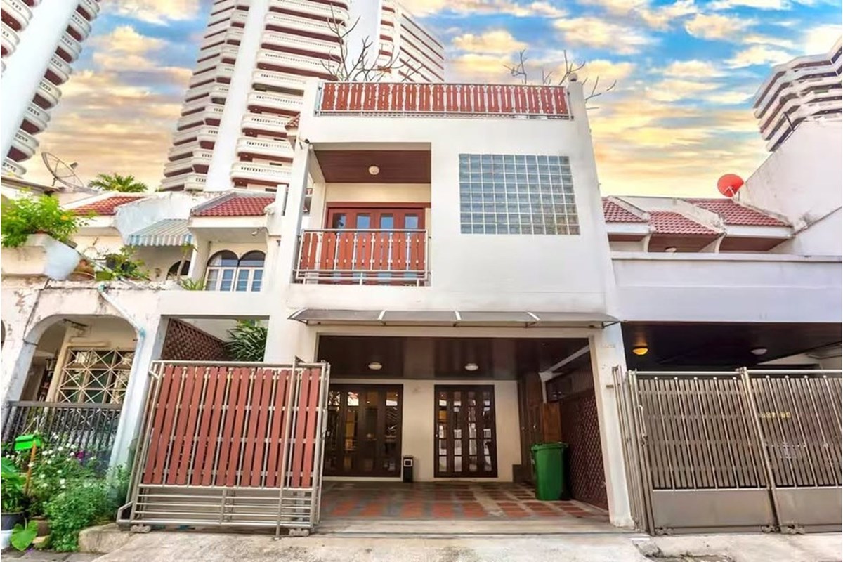 For Sale Townhouse at Sukhumvit - Soi 39 - Watthana, Bangkok, Central, 29800000 THB, 4 Bedrooms, Bangkok